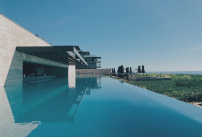 Un exemple de piscine à débordement en hauteur