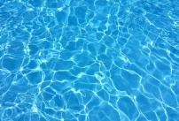 Une eau de piscine claire avec le chlore liquide